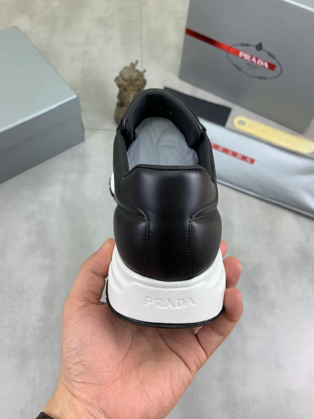 Men's shoes 💰P540 new (higher version) new PRADA (Prada) classic models are on the market at the same time, new men's shoes, 😘fabrics are selected from original imported calfskin. First layer of imported cowhide lining. The original version is awesome! 👍🏿Original open-molded non-slip PU outsole, with exquisite lines, simple and elegant, super comfortable and classy on foot, suitable for leisure travel. Code number: 38-45 (46 customized) 4️⃣ colors available